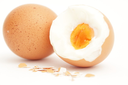 Ei aufgemacht mit Eigelb und Eiweiß