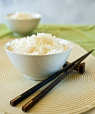 Reisschüssel mit Stäbchen