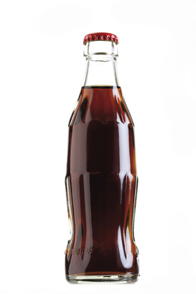 Cola Flasche auf weißem Hintergrund