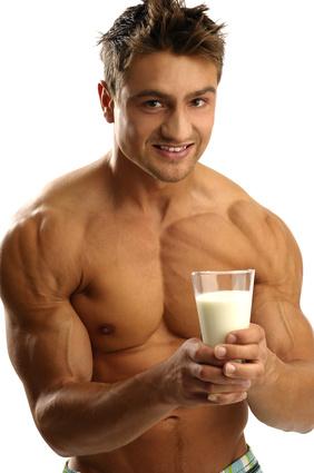 Bodybuilder trinkt Milch