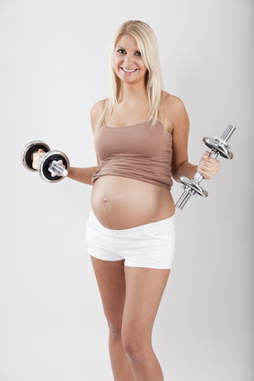 schwangere frau macht fitness mit hanteln