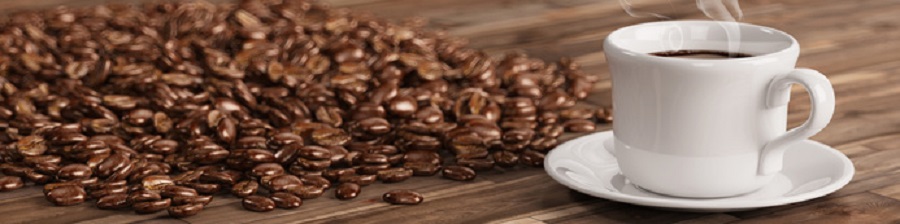 Frische Tasse Kaffee mit vielen Kaffeebohnen auf dem Tisch